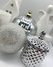 Load image into Gallery viewer, Small Silver Geometric Candle
